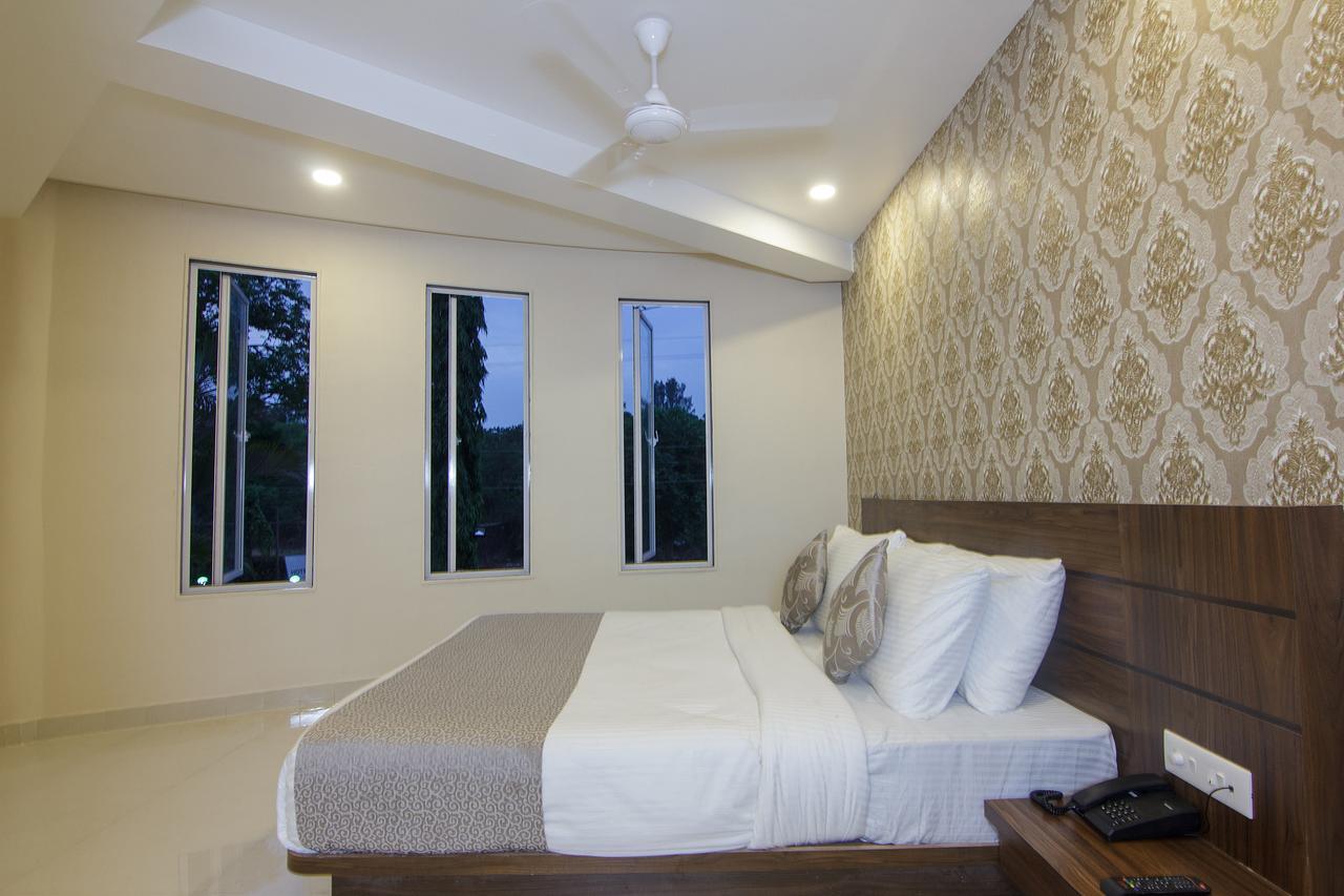 Strand Resort Lonavala Kültér fotó
