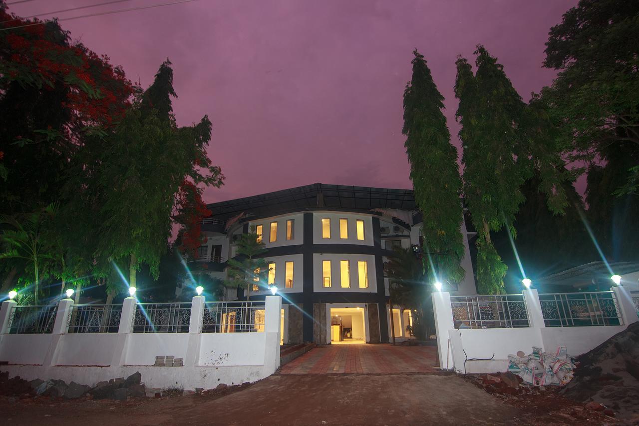 Strand Resort Lonavala Kültér fotó